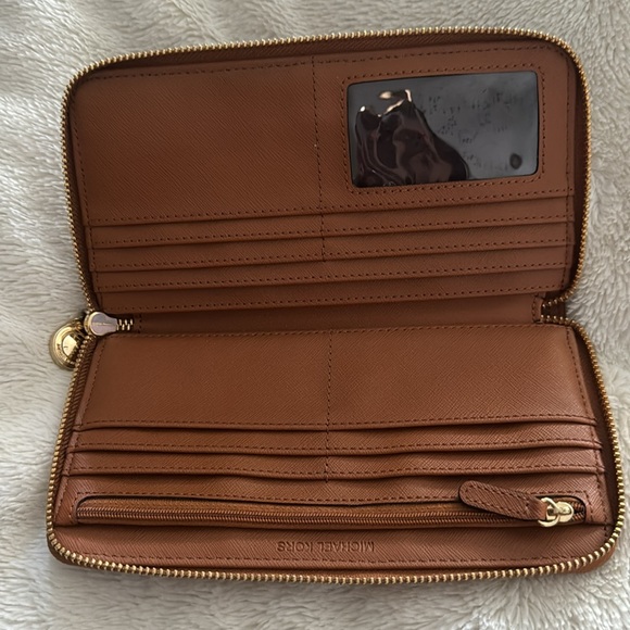 Michael Kors EUC Black and Tan wallet, no call-outs - Picture 5 of 7